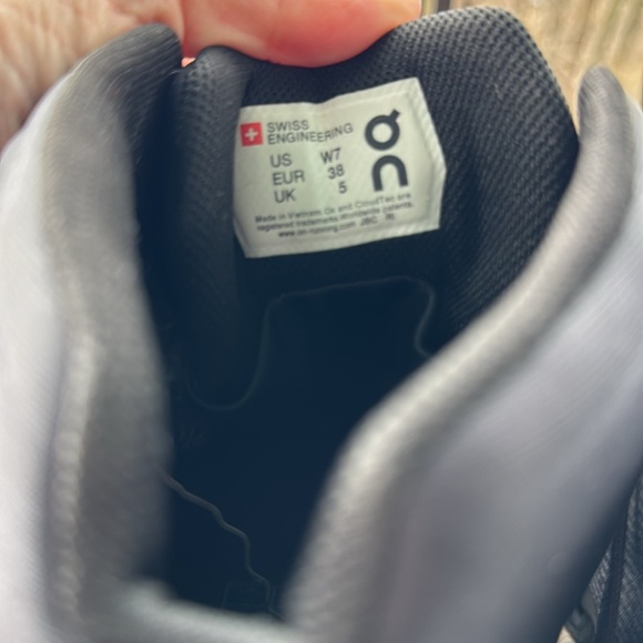 ON running waterproof hiking boots - Picture 2 of 4